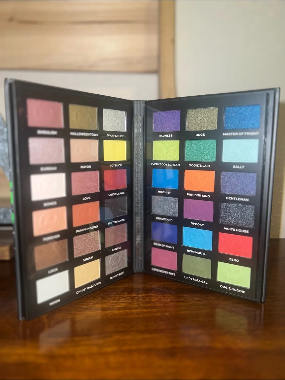 The night before Christmas (jack eyeshadow palette)